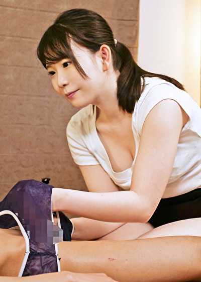 【メンエス盗撮】美乳・美肌のセラピストが好みのタイプの男性に特別サービスを施してしまう様子を激撮。ご法度行為と分かってはいても密室で2人きりになってしまうと本性が出てしまうチョイ痴女美少女と本番SEX。 ＃担当:こずえ
