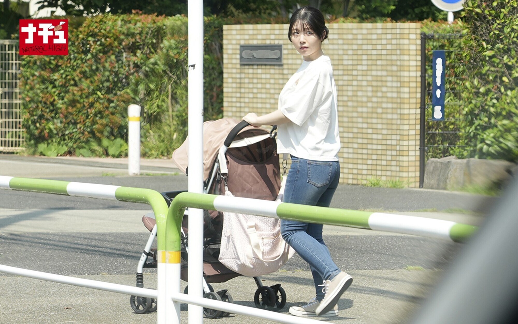 中に出してもいいから止まってください！！！押さえつけて逃がさないエンドレス奥突きバウンドピストンでイキ壊れた女 5 推定Gカップ 色白妻