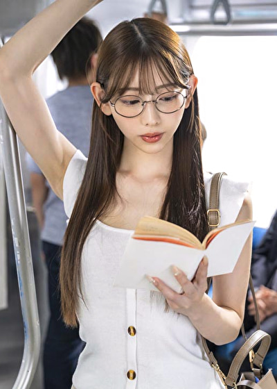 通学中に読書にふける文系女子大生が吊り革拘束立ちバックで膝ガク潮吹き お漏らししながらイク快感が忘れられず痴〇好みの女に･･･ 一宮るい