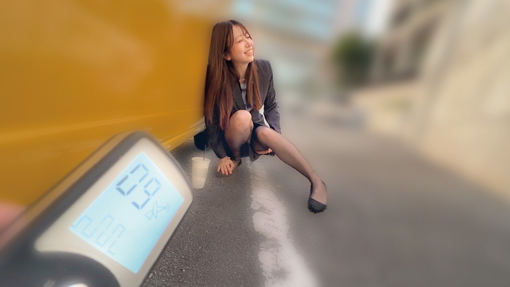 リモコンバイブお散歩 人混みの中でビクビク絶頂数十回 あかりさん（30才）／まなみさん（27才）