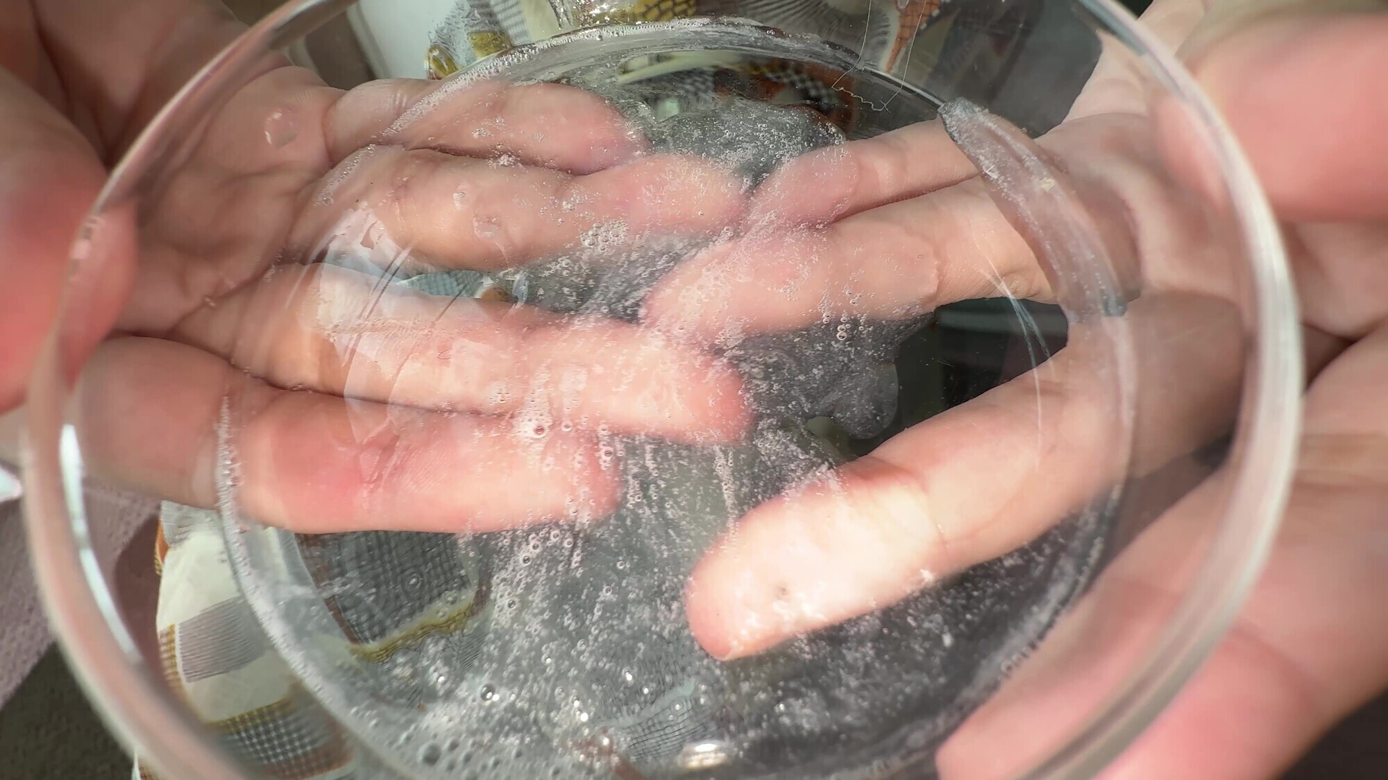 【個人撮影】加護まりの舌ブラシで「汚舌苔」採取